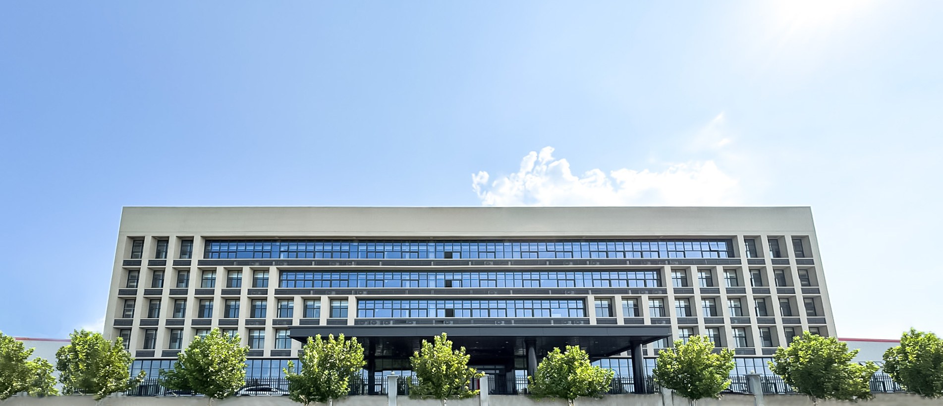 Завод по производству вилочных погрузчиков, производитель погрузочно-разгрузочного оборудования.